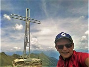 04 Alla bella croce di vetta del Pizzo Zerna (2572 m)-selfie